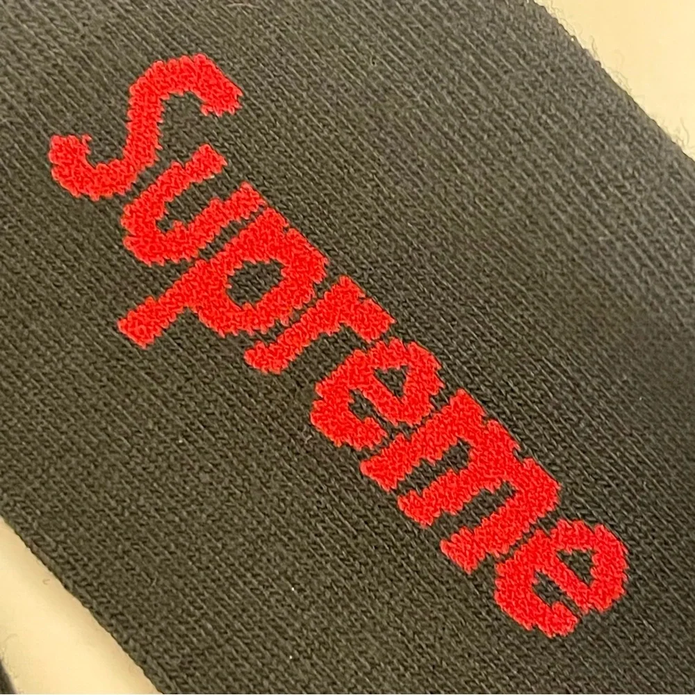 Supreme Red Logo Crew Socks - Black (1 Pair) - Picture 2 of 2